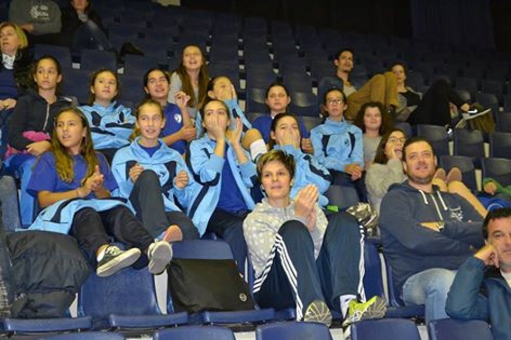 Η ομάδα των Κορασίδων ΒΟΛΕΪ στον αγώνα των γυναικών του DEREE!